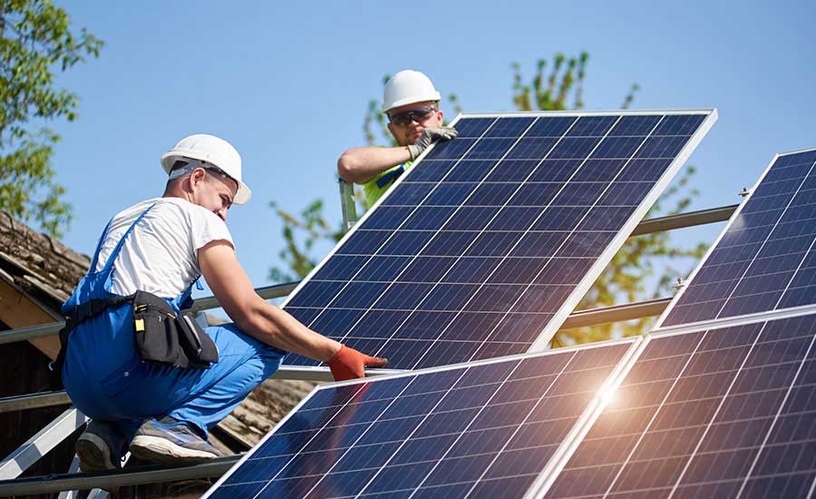 Des techniciens effectuent l'installation des panneaux solaires